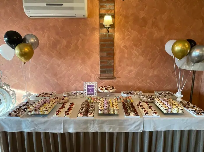 Candy bar de majorat, cu prăjituri asortate și decor tematic
