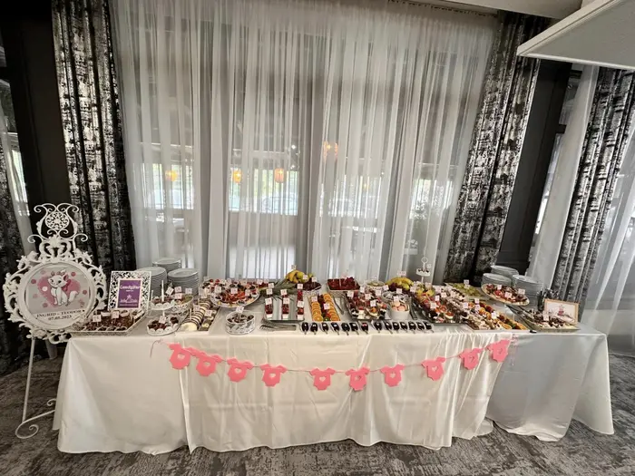 Candy bar cu monoporții la pahar, tarte cu fructe și mini prăjituri, aranjate pe suporturi