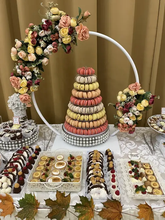 Piramidă de macarons colorate, pe suport, pentru masa de candy bar