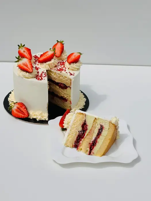 Tort Simfonie cu fistic feliat, cu cremă de ciocolată albă cu pastă de fistic și compot de vișine