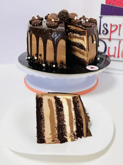 Tort Baileys feliat, cu blat semiumed de ciocolată și două creme cu insert de Baileys