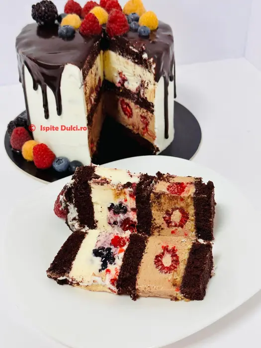 Tort Chocolat feliat, cu cremă fină de ciocolată albă italiană și fructe de pădure