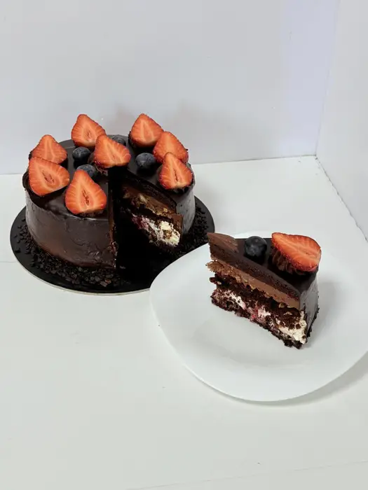 Tort Granola feliat, cu mousse de ciocolată amăruie, cereale crocante și jeleu de fructe roșii