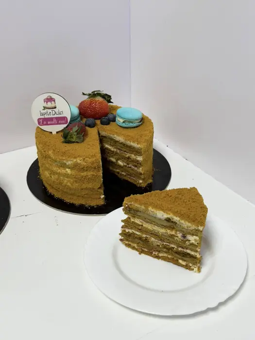 Tort Medovick feliat, cu foi cu miere, cremă de smântână, jeleu de zmeură și cremă de fistic