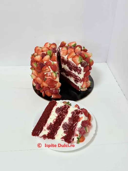 Tort Red Velvet cu blat roșu semiumed și insert de zmeură, decorat cu căpșuni