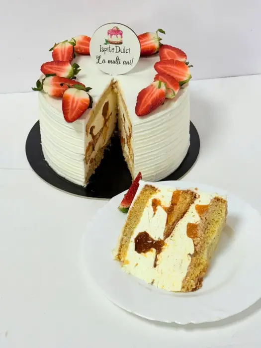 Tort Simfonie cu piersici, decorat cu frișcă și căpșuni, feliat